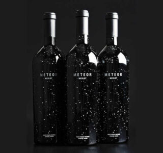 botellas de vidrio con vino