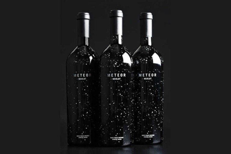 botellas de vidrio con vino