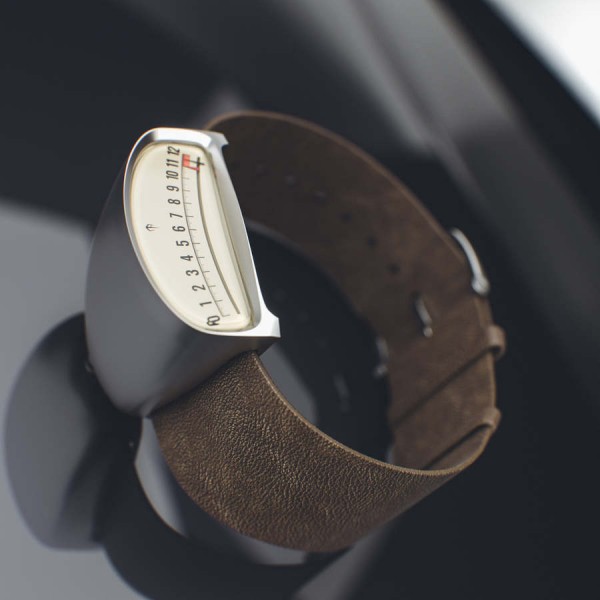 Diseño de un reloj inspirado en los medidores de autos clásicos