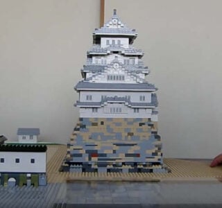 pop-up hecho con legos