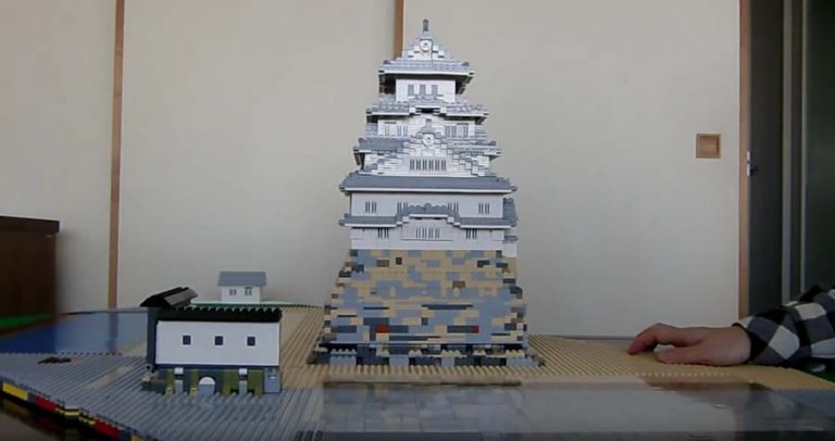 pop-up hecho con legos