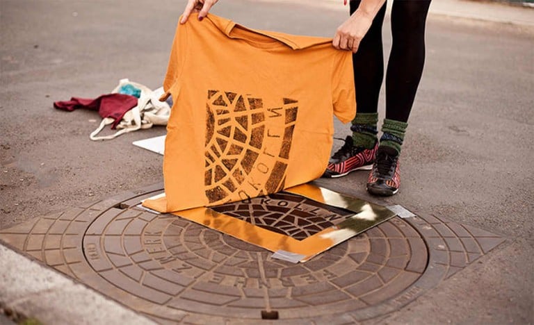 Playeras impresas directamente en tapas de registro y coladeras de agua