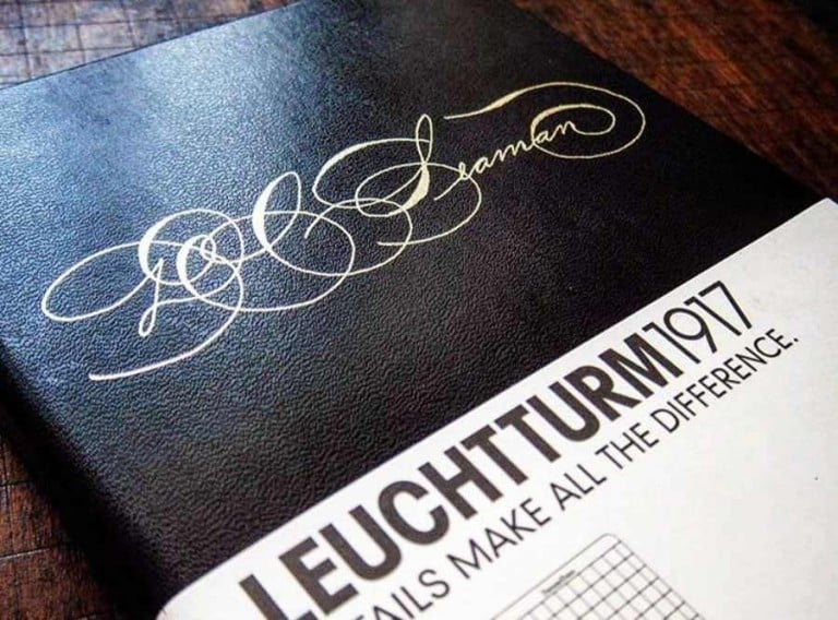 caligrafía con hojas de oro
