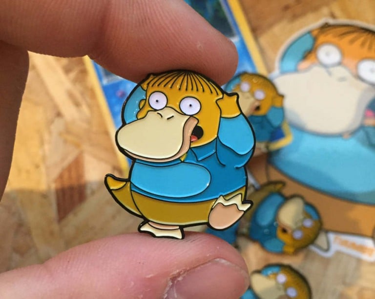 pines metálicos de Pokémon y de los Simpsons