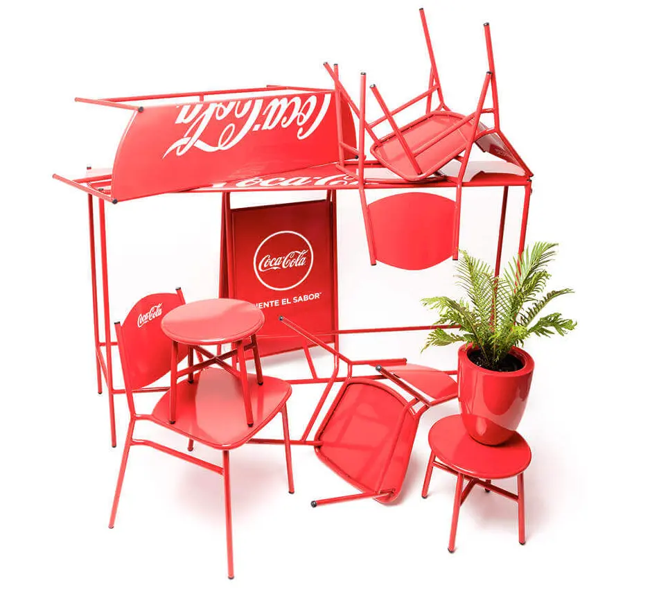 Sillas y mesas de Coca Cola