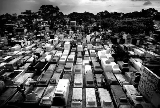 viviendo en cementerio